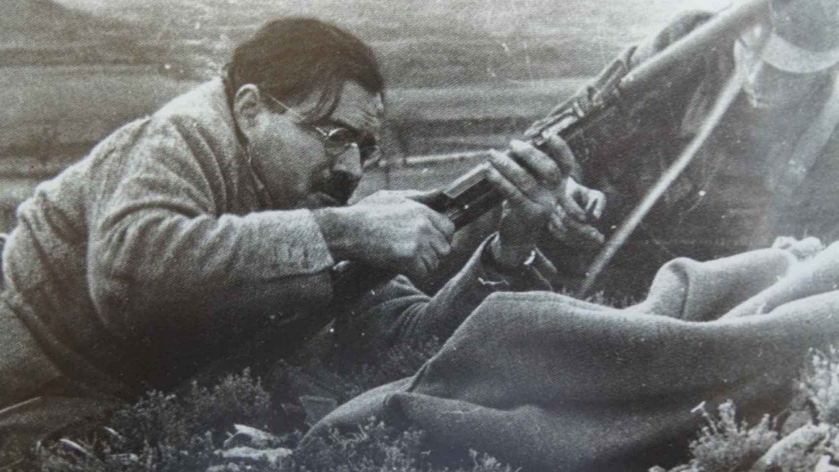 Ernst Hemingway recargando un fusil durante la batalla de Teruel.