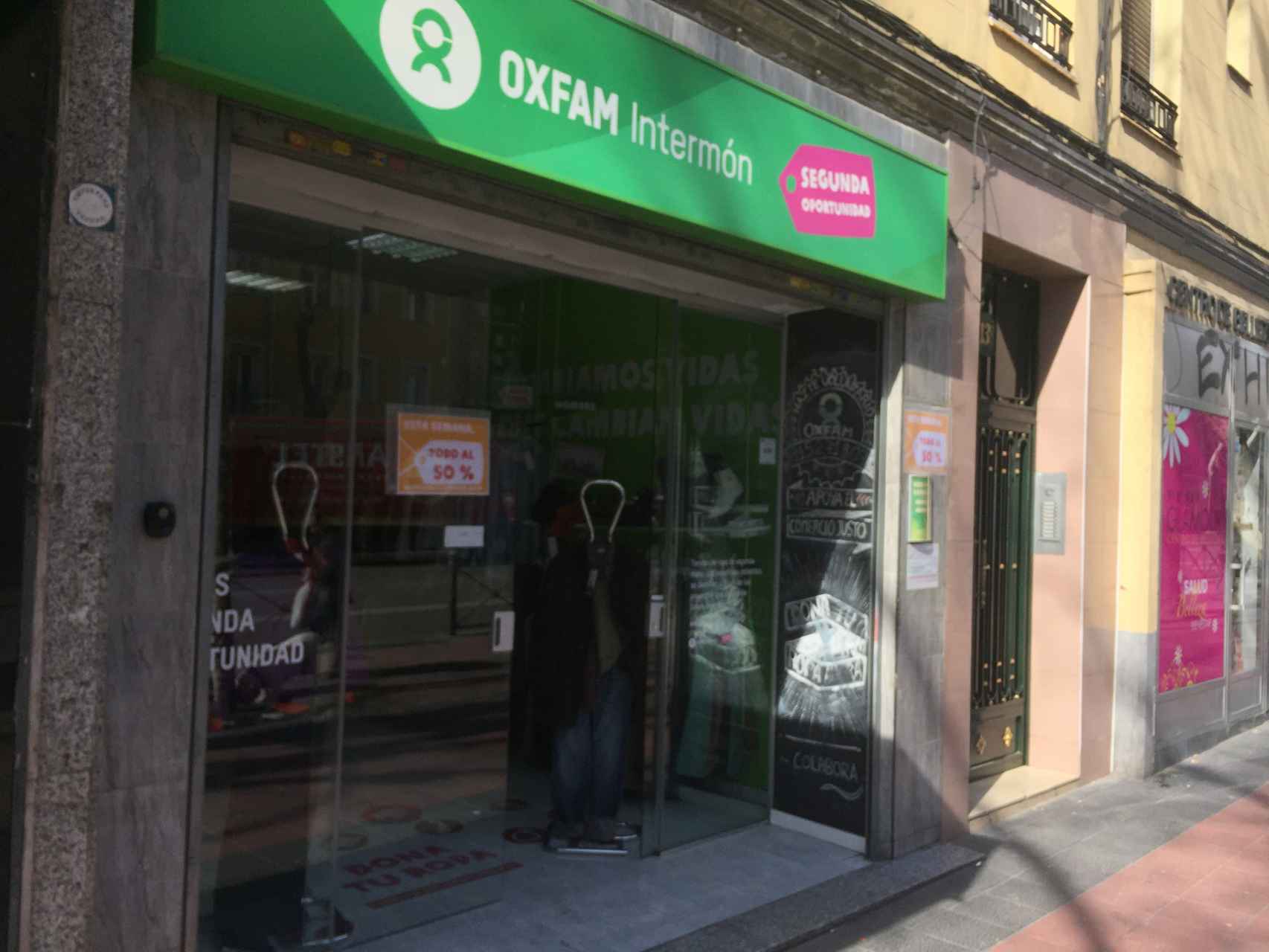 Fachada de una de las tiendas de Oxfam Intermón en Madrid.