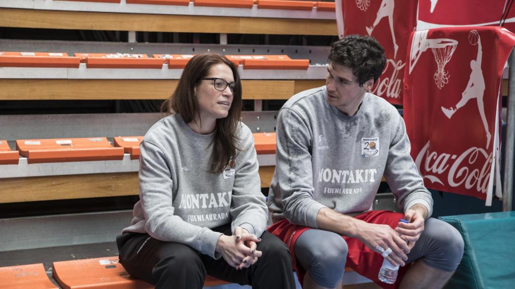 Montañana charla con Chema González, uno de sus nuevos jugadores.
