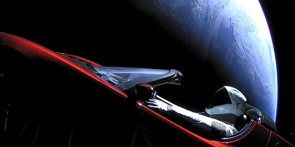 tesla roadster en el espacio con la tierra de fondo
