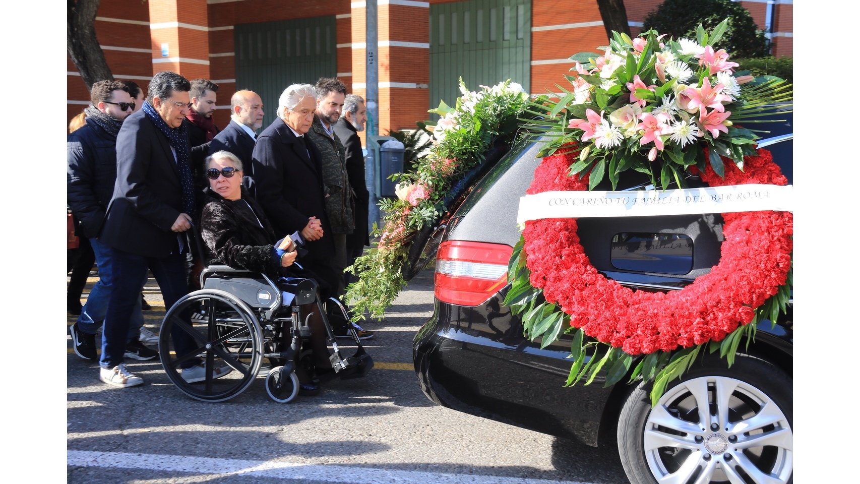 Coche fúnebre acompañado de los familiares de Manuela Pantoja Cortés.