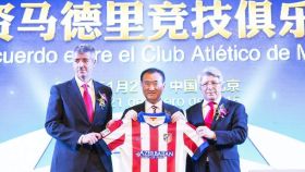 Miguel Ángel Gil y Enrique Cerezo junto a Wang Jianlin el día de la entrada de Wanda en el Atlético.