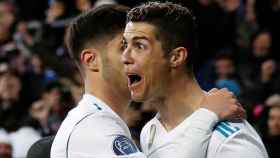 Cristiano Ronaldo celebra con Asensio su segundo gol al PSG.