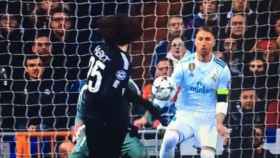 Momento del impacto del balón con el brazo de Sergio Ramos. ¿Pegado al cuerpo o no?