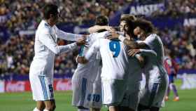 Piña del Real Madrid tras el gol de Isco
