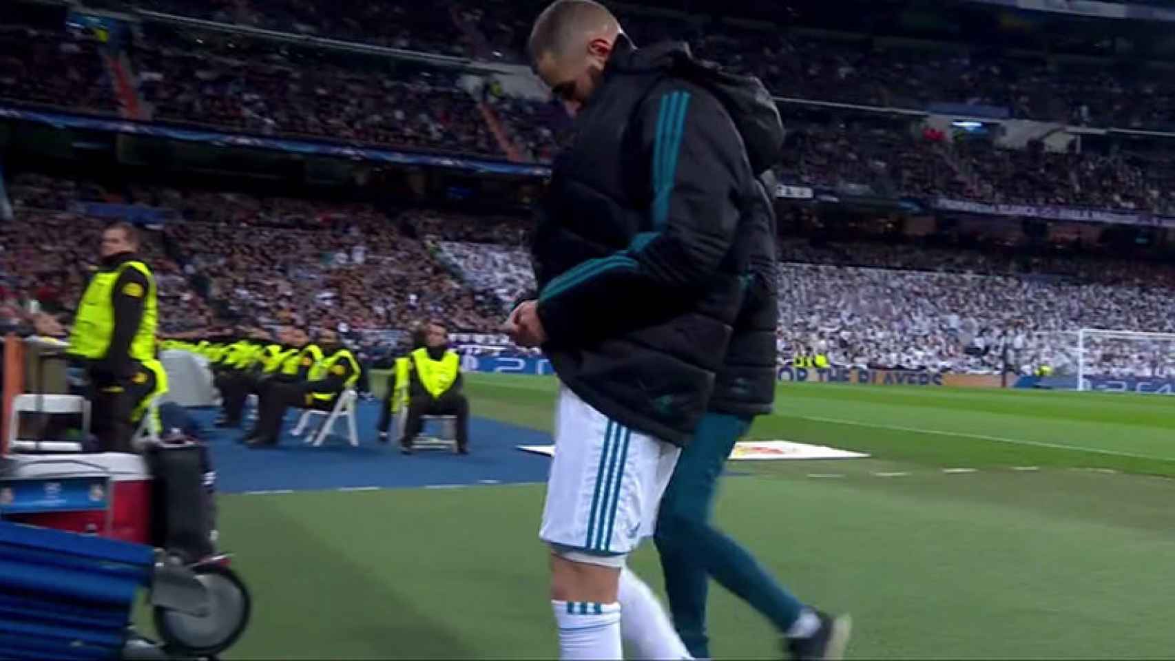 Karim Benzema se retira del campo sustituido