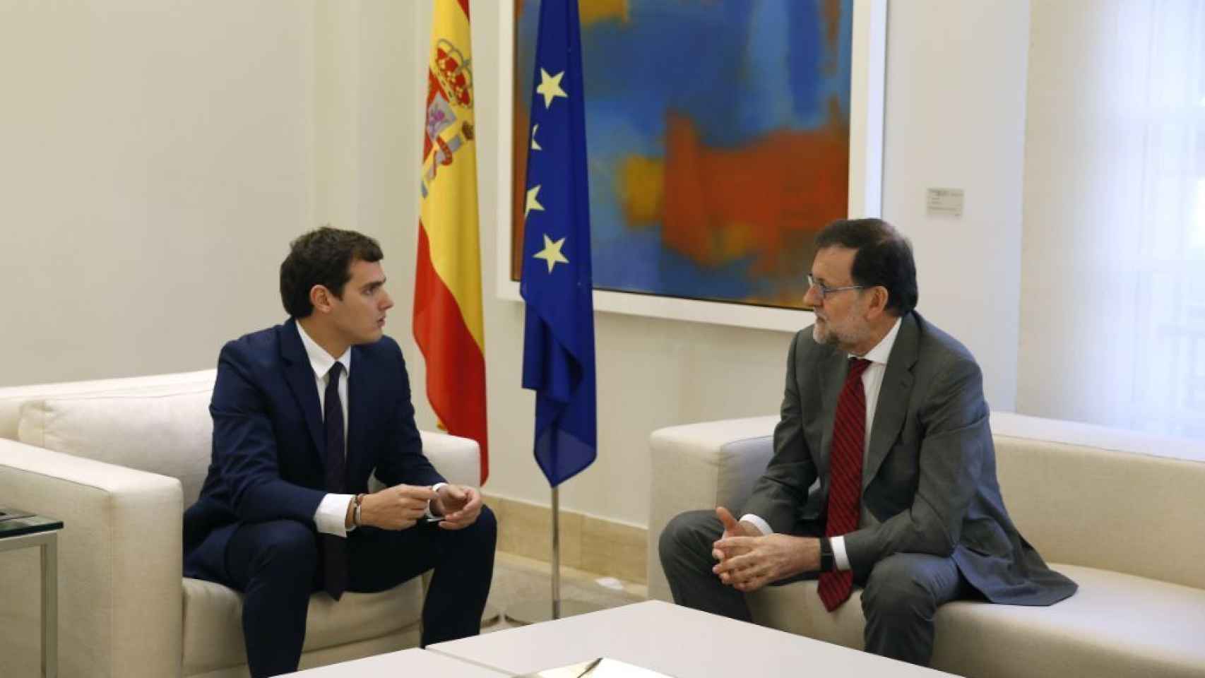 El presidente del Gobierno, Mariano Rajoy, junto con Albert Rivera en una reunión en Moncloa.