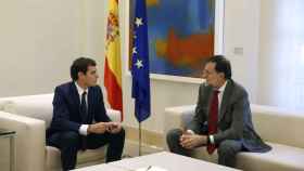 El presidente del Gobierno, Mariano Rajoy, junto con Albert Rivera en una reunión en Moncloa.