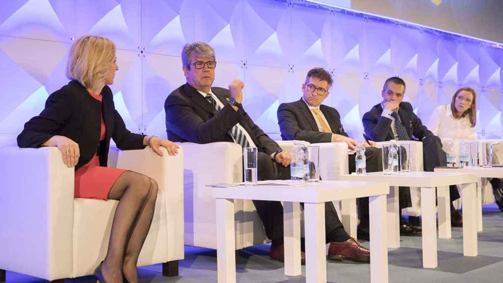 Los representantes de las operadoras españolas durante una mesa de la FTTH Conference 2018.