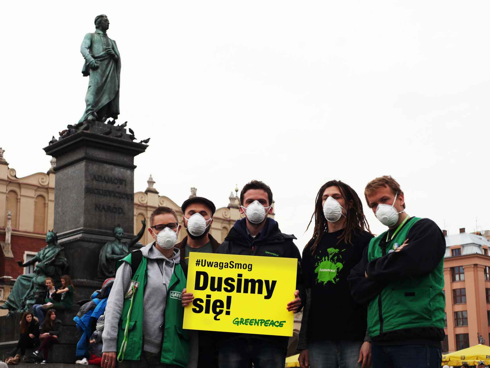 Un grupo de jóvenes protestan contra la contaminación en Cracovia.