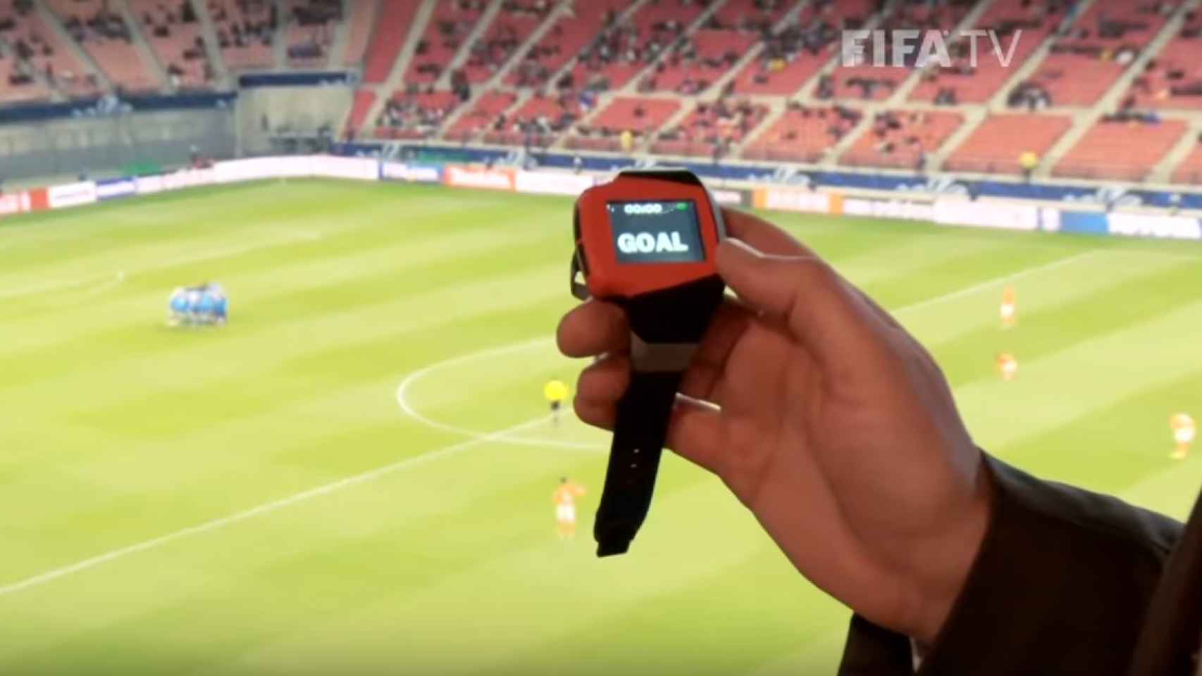 El árbitro lleva un reloj que le avisa si marcan gol.