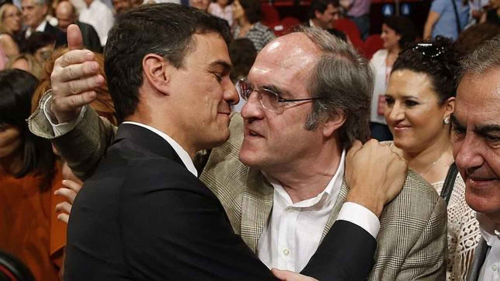En 2015, Gabilondo (en la imagen con Sánchez) sacó en la capital casi 170.000 votos más que Carmona.
