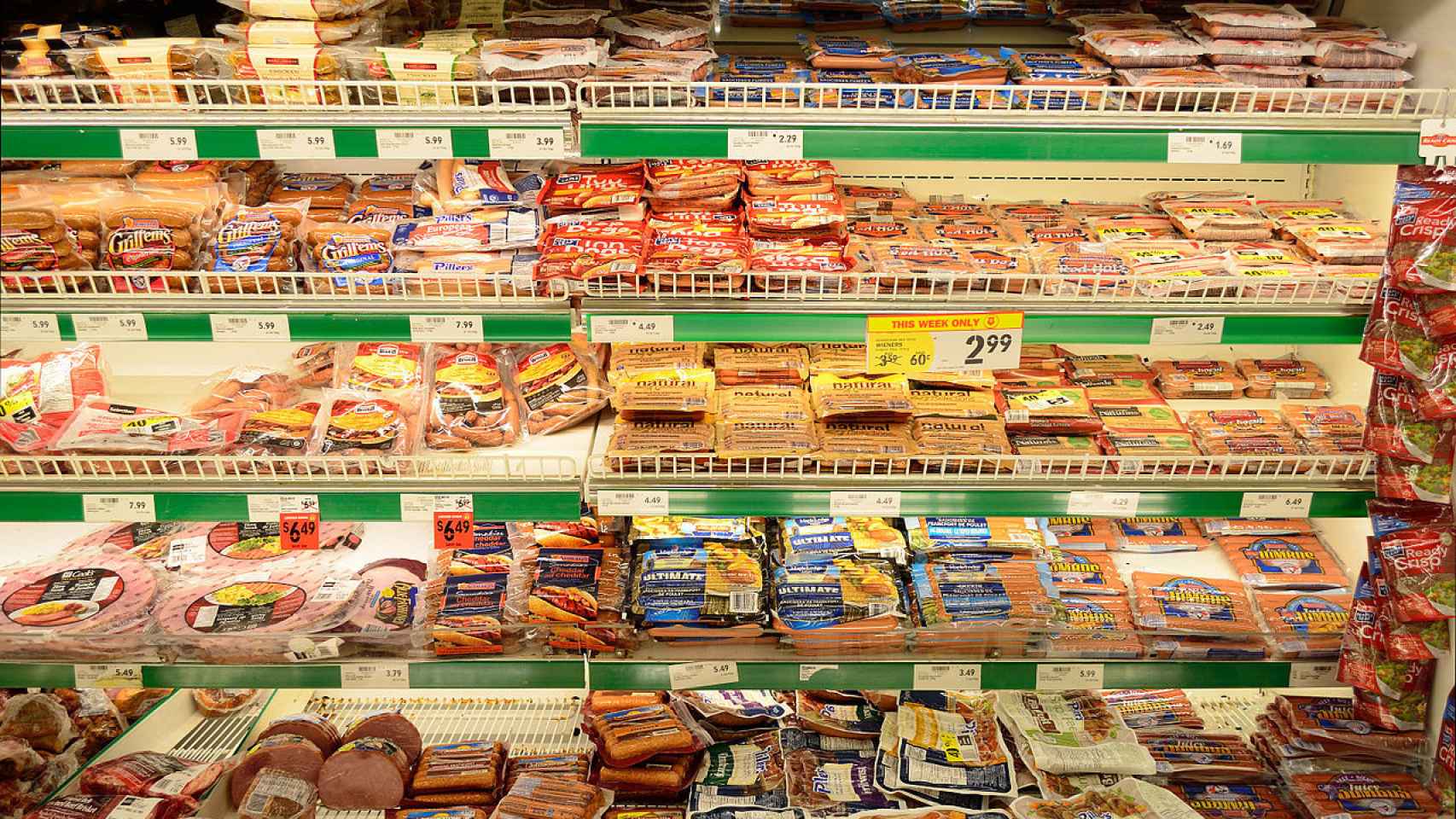 Las estanterías de un supermercado repletas de alimentos ultraprocesados.