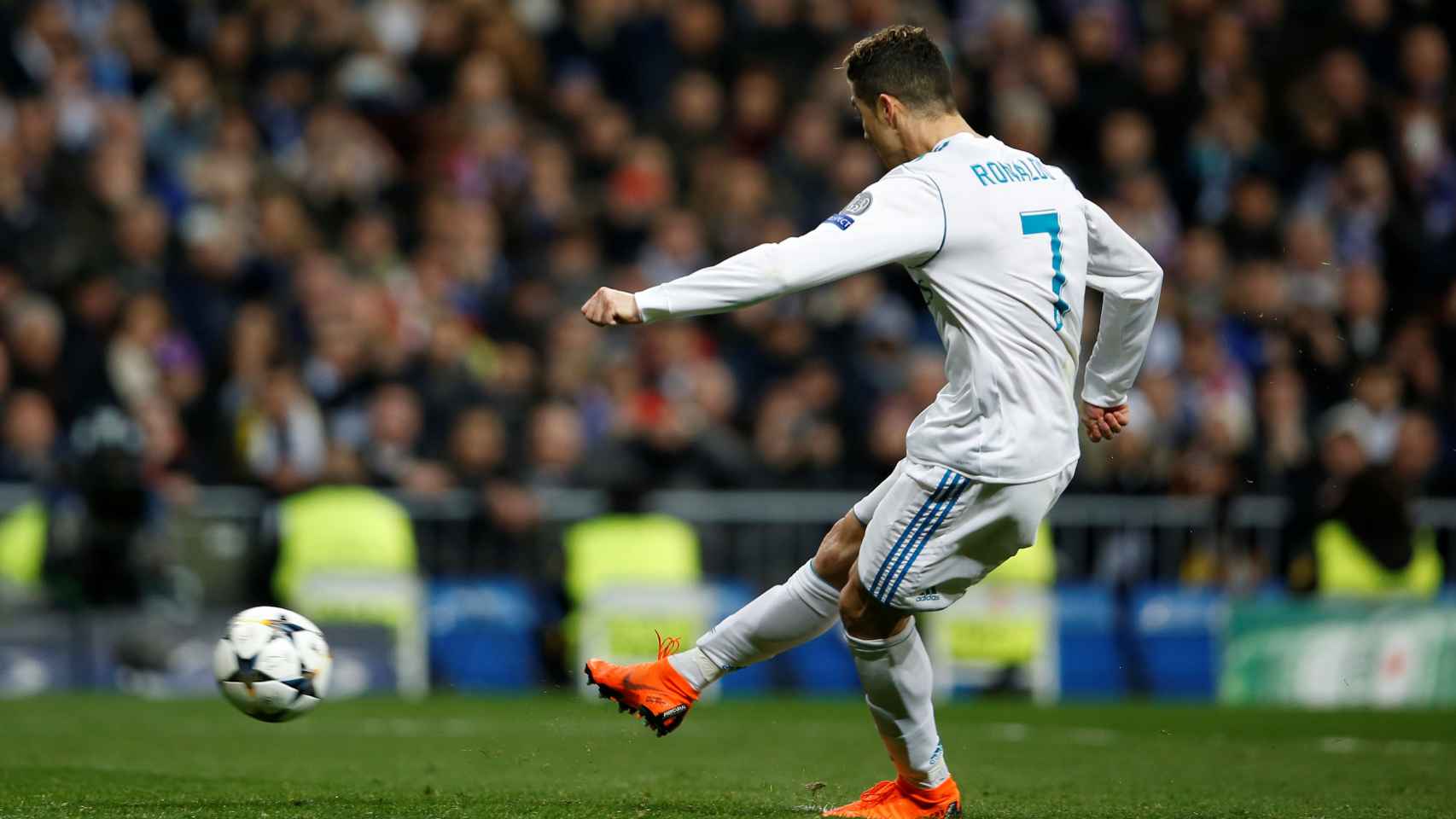 Cristiano Ronaldo, en el momento de su lanzamiento de penalti ante el PSG.