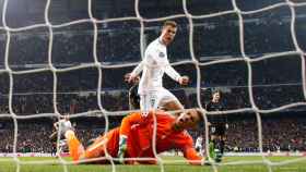 Cristiano Ronaldo celebra un gol del Real Madrid ante Areola, portero del PSG.