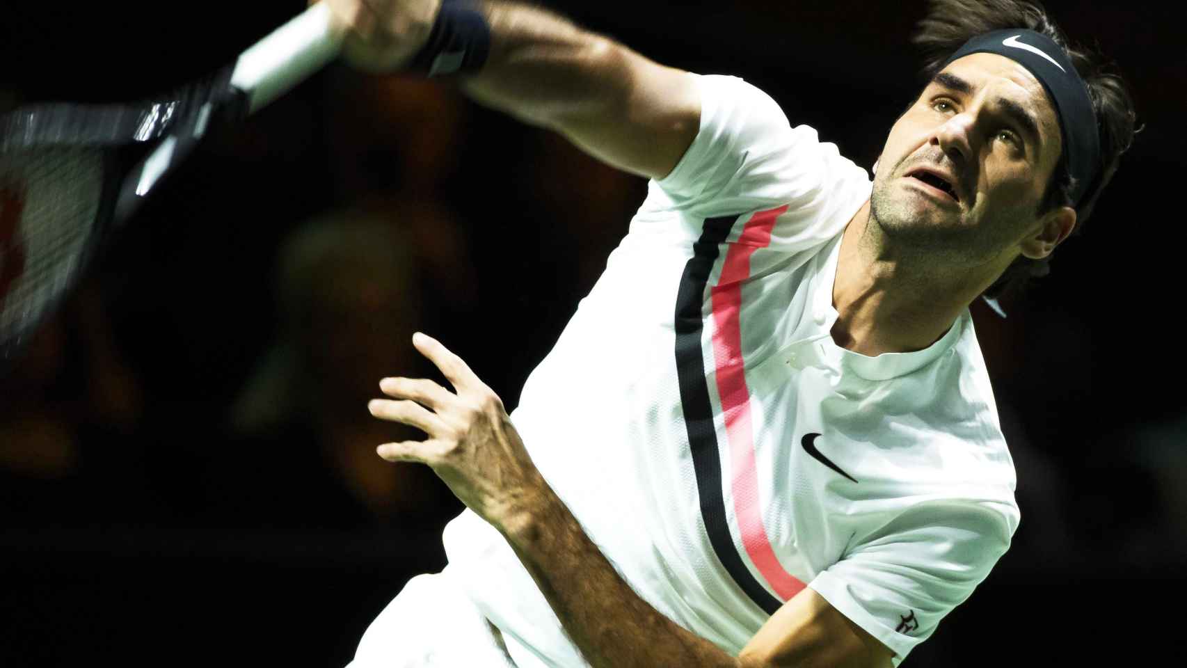 Federer, sacando en su estreno en Rotterdam.