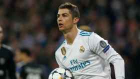 Cristiano Ronaldo, con el balón en el partido contra el PSG