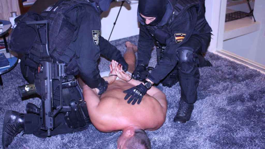 Uno de los escoltas de Pierre Konrad Dadak detenido en el suelo de la residencia que el empresario tenía en Ibiza.