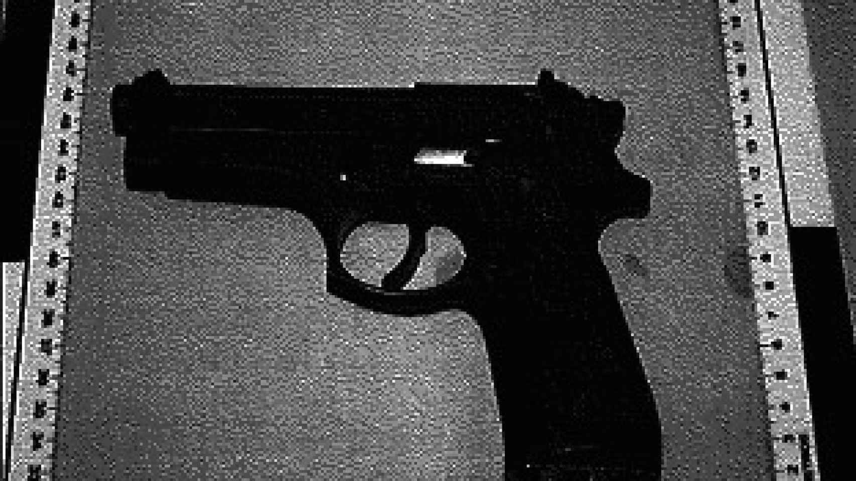 Pistola marca Beretta de la Guardia Civil.