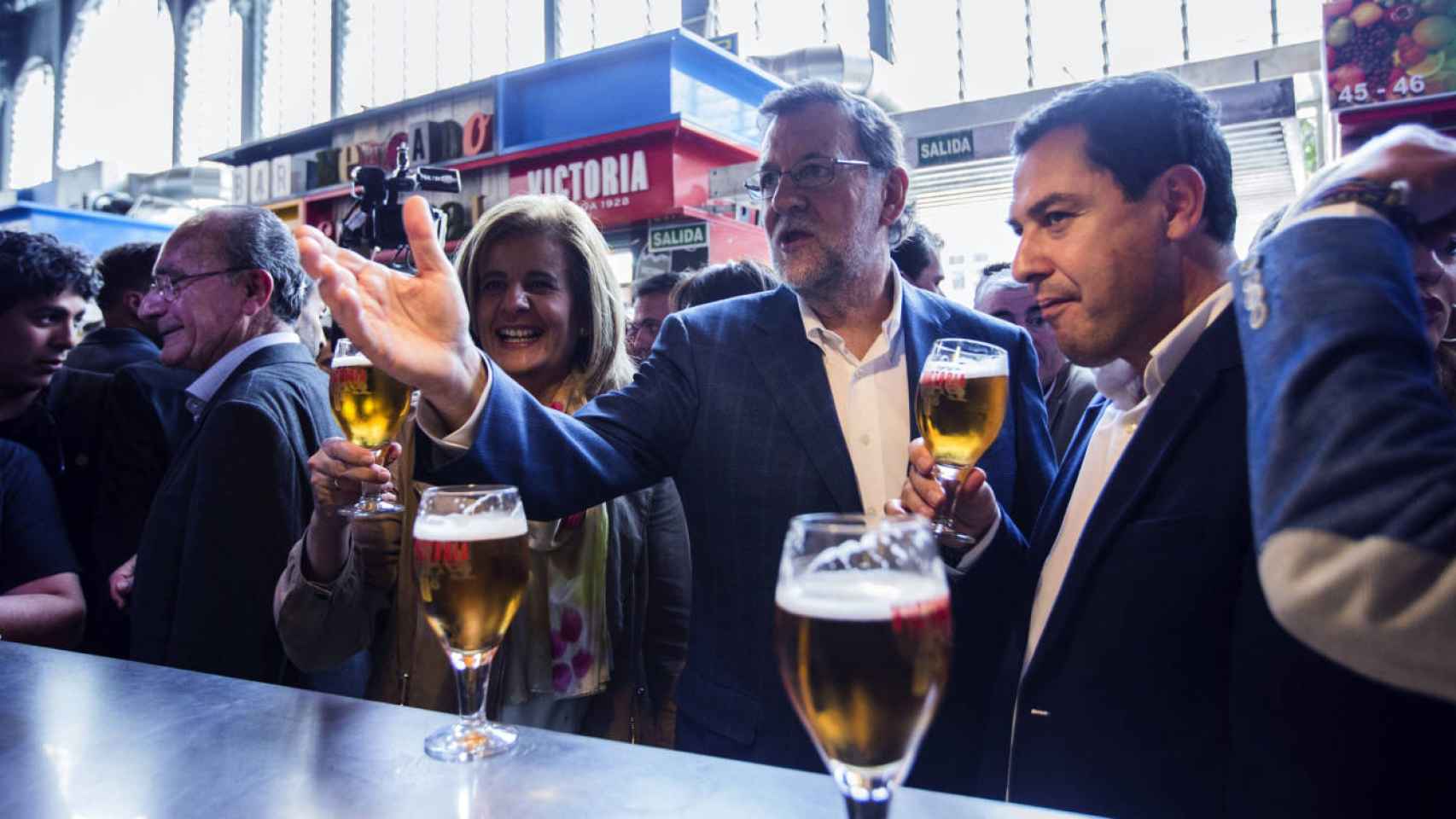 Mariano Rajoy, el presidente del PP andaluz, Juanma Moreno y la ministra de Empleo y Seguridad Social, Fátima Báñez, en el Mercado de Atarazana, Málaga.