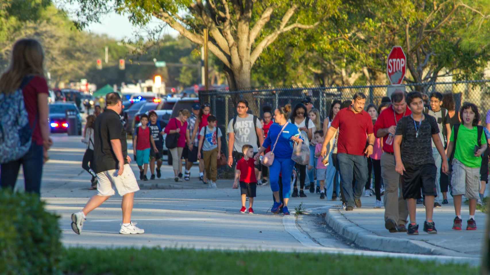 Estudiantes se reúnen con sus padres y familiares tras el tiroteo registrado en Florida.