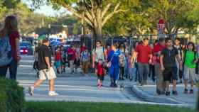Estudiantes se reúnen con sus padres y familiares tras el tiroteo registrado en Florida.