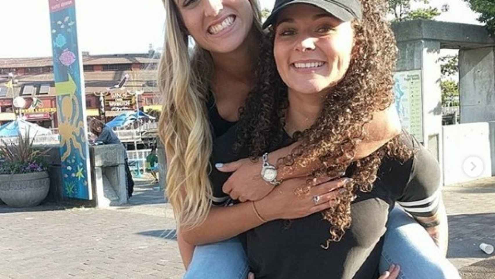Estas dos lesbianas deciden proponerse matrimonio de la misma forma