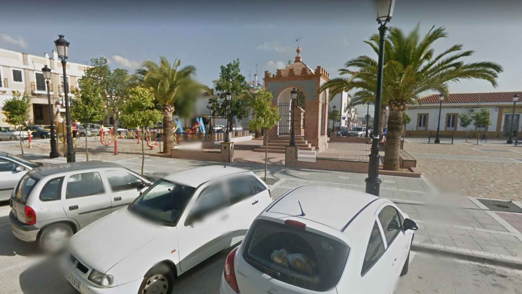 Plaza de España en Pilas (Sevilla), donde se le solía ver al condenado con los críos.