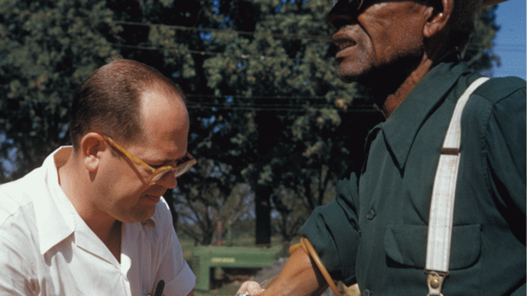 Prueba de sangre a uno de las personas expuestas al experimento Tuskegee.