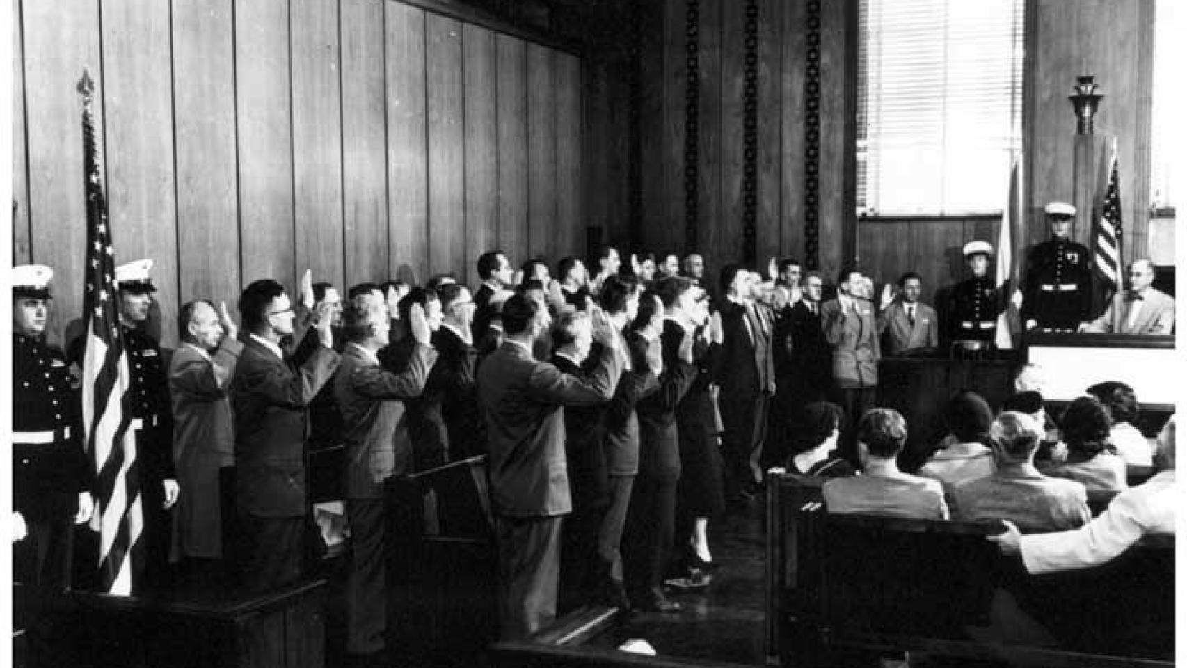 39 científicos importados de Alemania durante la Operación Paperclip reciben la nacionalidad estadounidense en 1954.