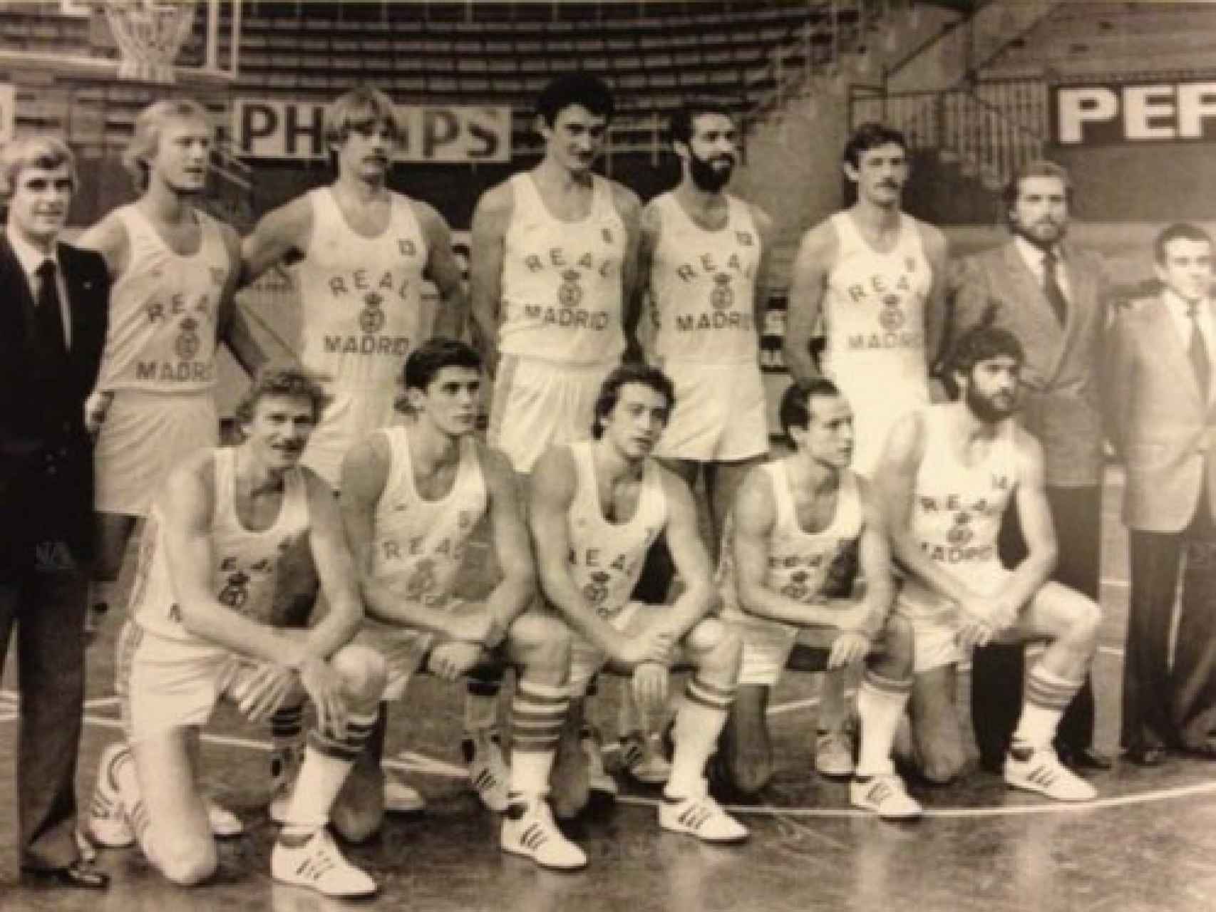 Jim Abromaitis (primera fila, segundo izquierda) cuando jugaba en el Madrid.