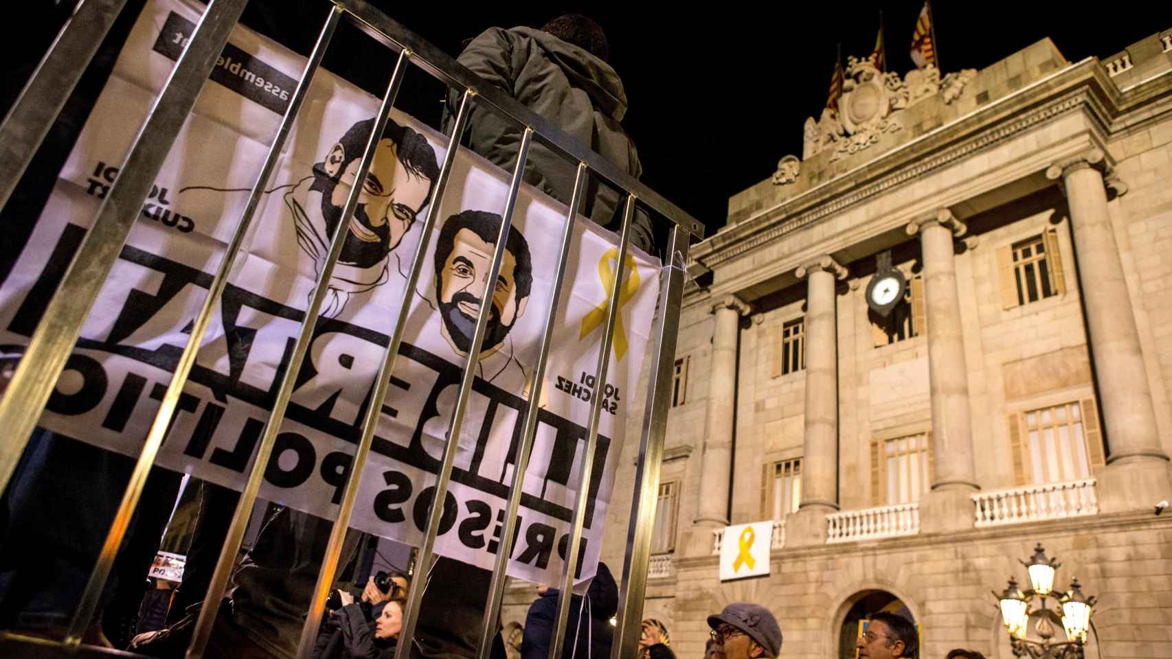 Pancarta a favor de la libertad de Jordi Sànchez y Jordi Cuixart.