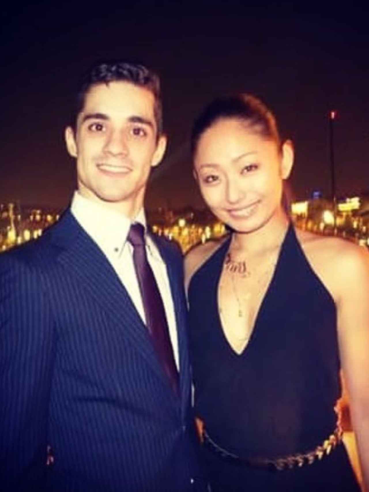Javier Fernández, junto a su novia, la también patinadora japonesa Miki Ando.