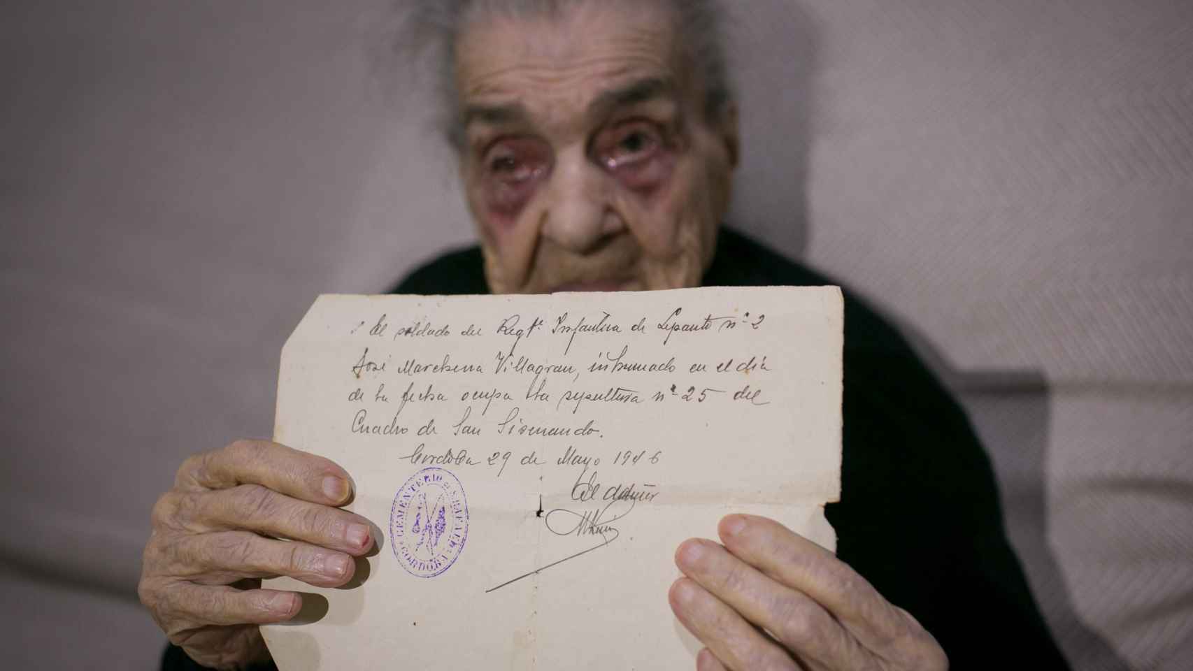 Petra Diánez perdió a su novio, con el que pretendía casarse, en 1946. El joven se fue a la mili y nunca más volvió con vida. Gracias a la carta que sostiene con sus manos, aparecida hace tres años dentro de un baúl, su familia ha conseguido saber dónde estaba enterrado.