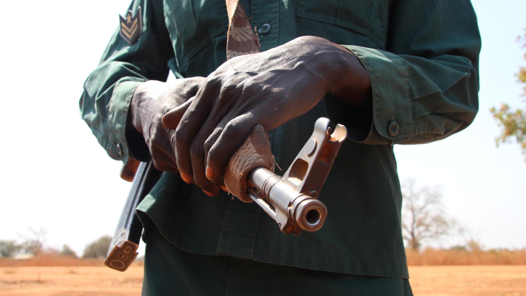 Un militar posa con un Ak-47 en Sudán del Sur