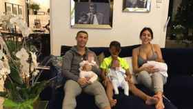 Cristiano Ronaldo con Georgina y sus cuatro hijos.
