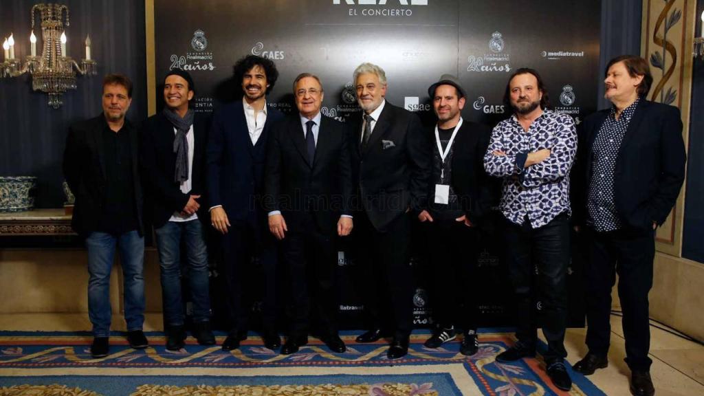 Florentino Pérez (c), acompañado de Pablo Sáinz Villegas (i), Plácido Domingo (d), y Los Secretos.