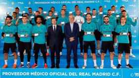 El Real Madrid posa con las tarjetas de Sanitas. Foto: Realmadrid.com