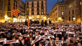 Manifestantes en la plaza Sant Jaume de Barcelona convocados por la ANC y Òmnium.