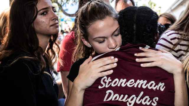Alumnos de la escuela Stoneman Douglas, tras el tiroteo que acabó con 17 muertos.