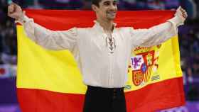 Javier Fernández, con la bandera de España tras ganar el bronce.