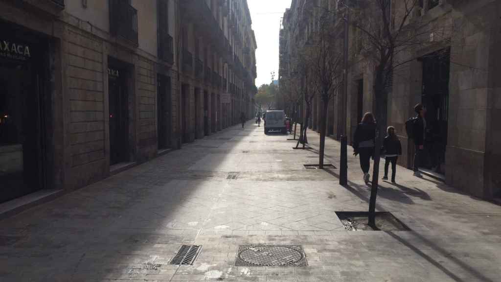 La calle Reina María Cristina de Barcelona permanece vacía un viernes por la tarde.