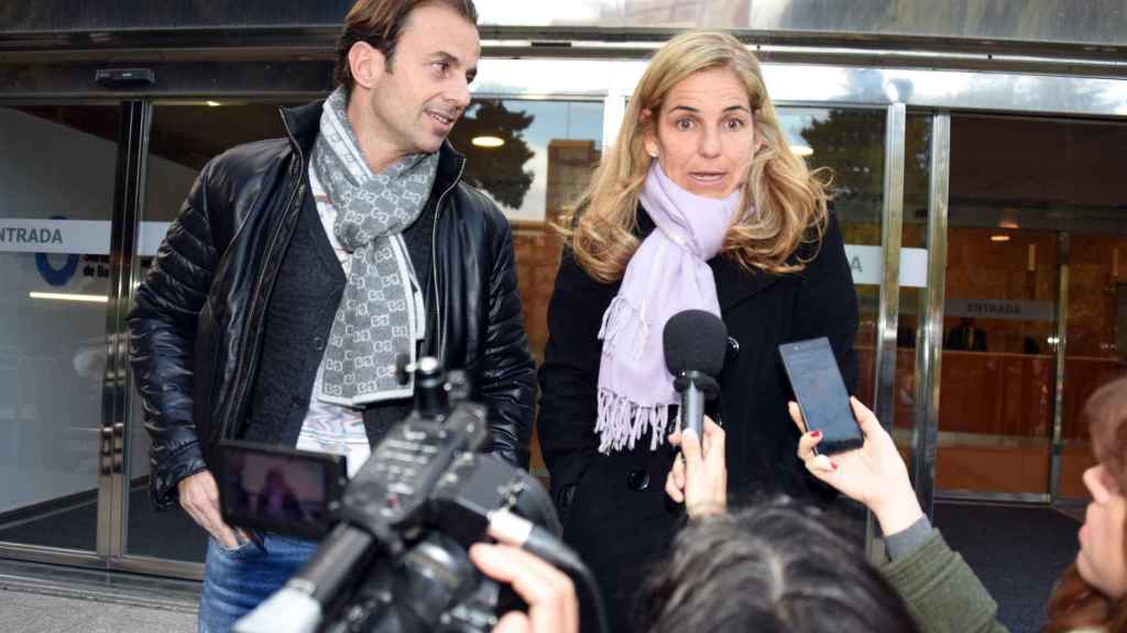 Josep Santacana y Arantxa, hablando ante los medios tras ser expulsados del tanatorio.