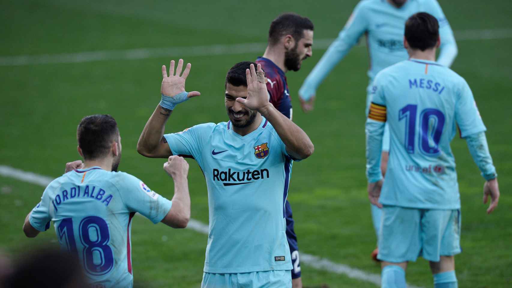 Luis Suárez y Jordi Alba celebran el segundo gol del Barcelona.