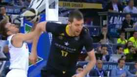 Luka Doncic sufre un balonazo durante un lance del partido