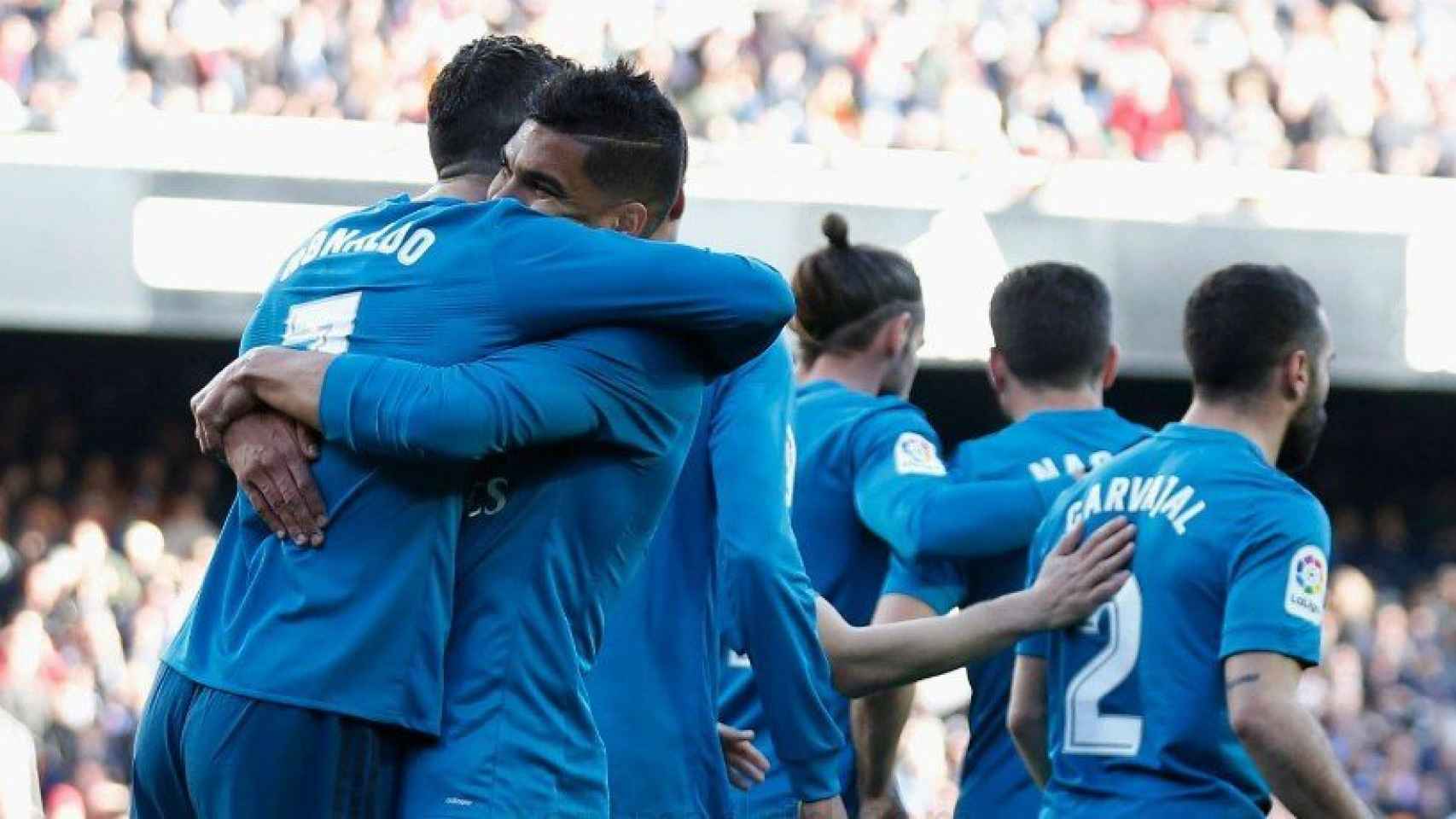 Casemiro abraza a Cristiano tras su gol al Valencia
