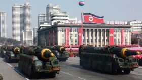 Misiles intercontinentales en un desfile militar de Corea del Norte.