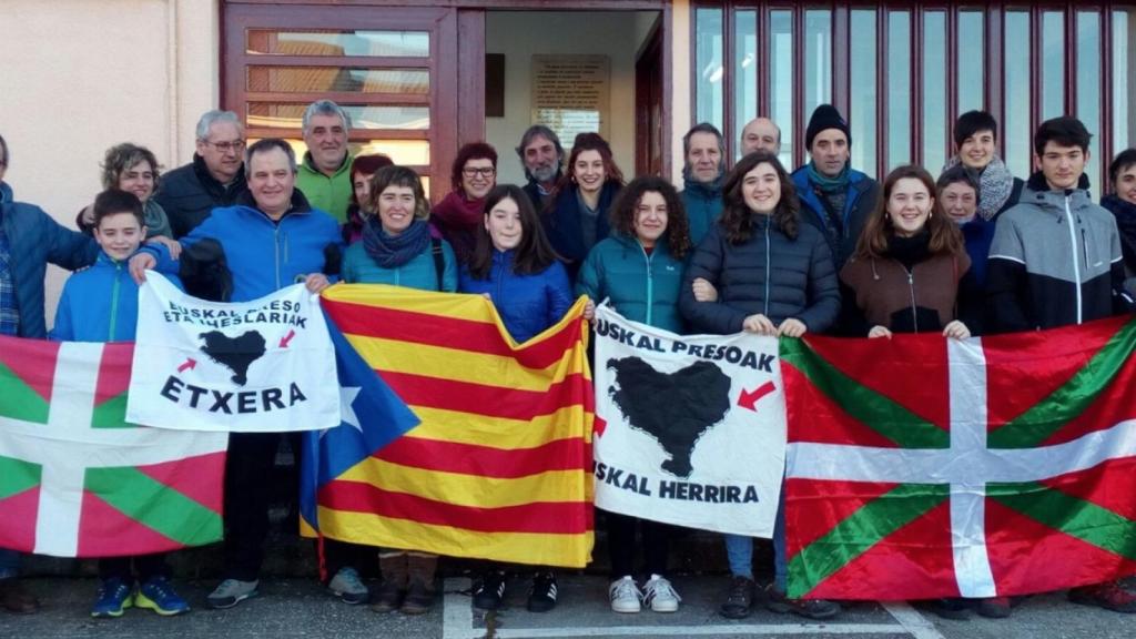Familiares y amigos del etarra Otaño le reciben entre ikurriñas y una estelada.