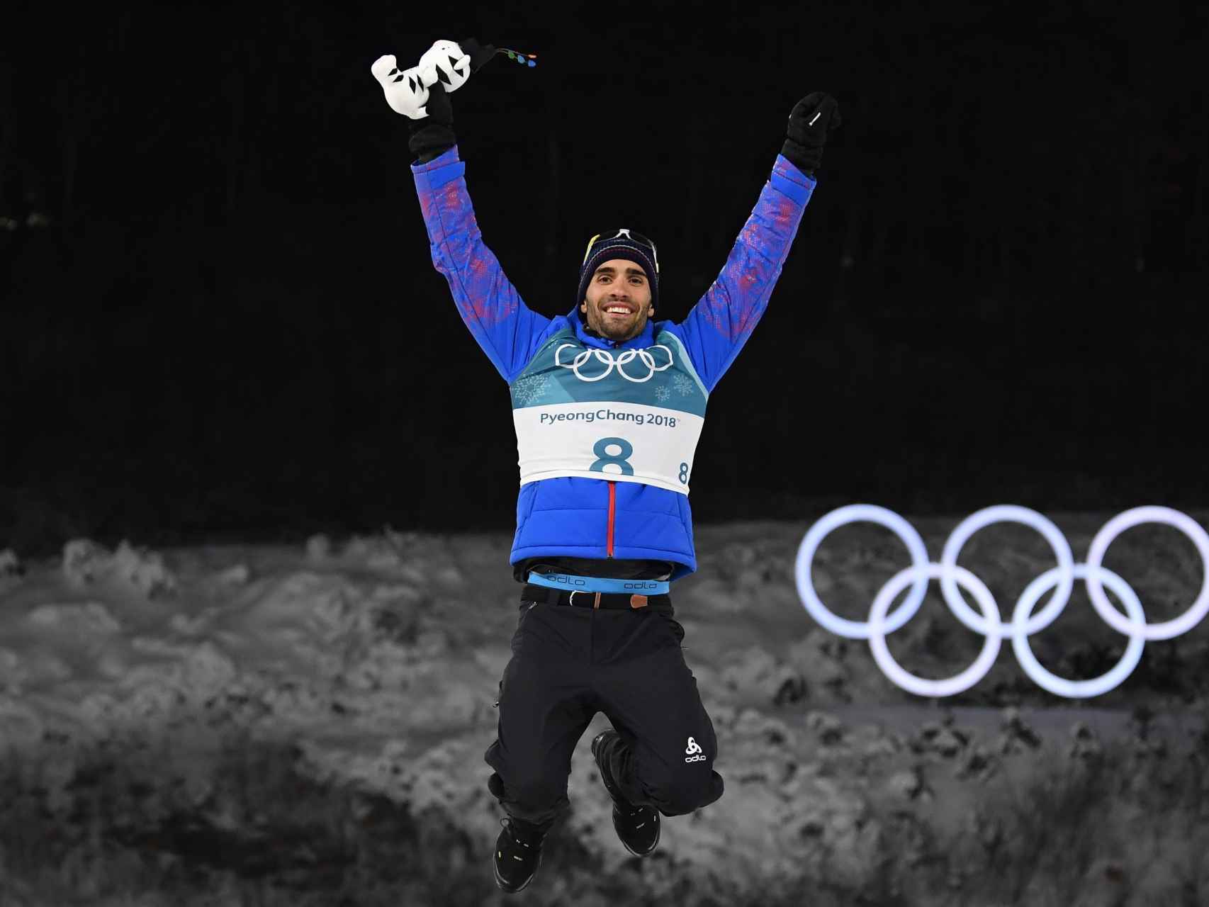 Martín Fourcade celebra su victoria en los Juegos olímpicos de invierno.