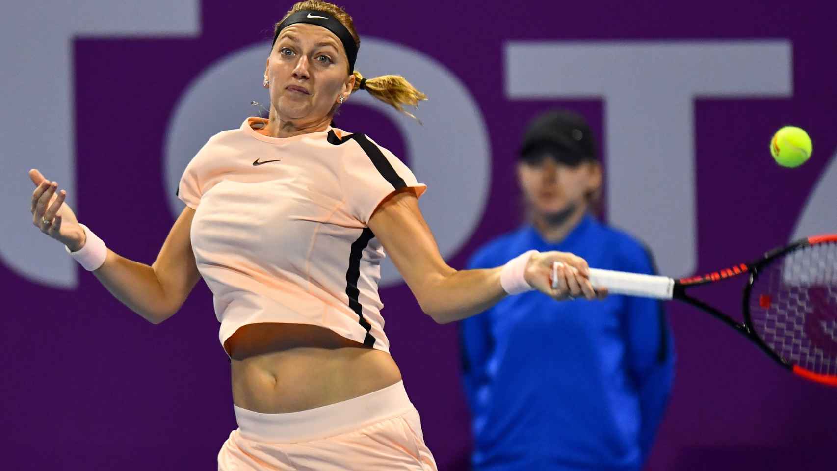 Kvitova, golpeando una derecha en Doha.